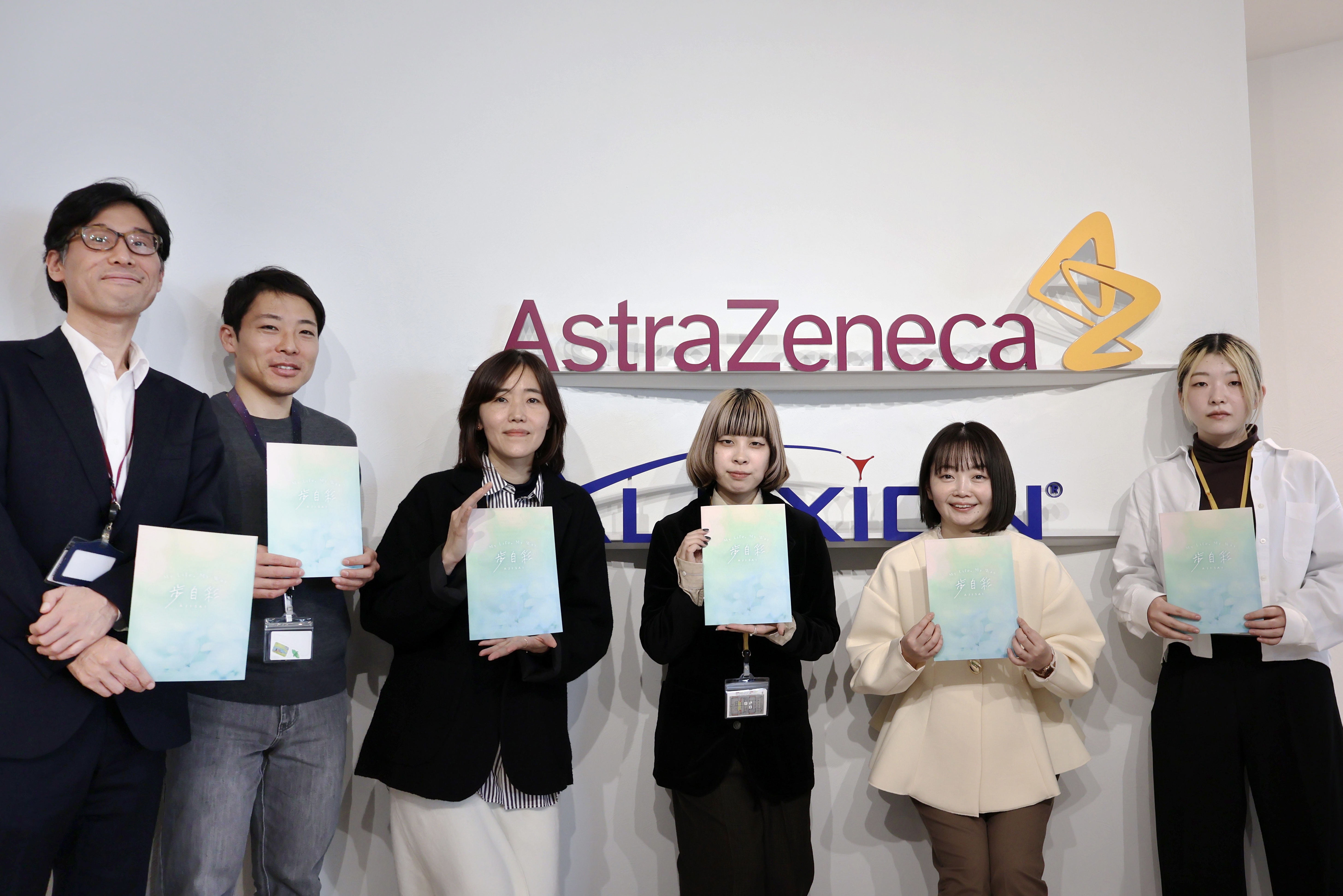 アストラゼネカ株式会社様｜新しい患者体験を創出する“BRIDGEプロジェクト”から生まれた子宮体がん患者さんノート『歩自彩（Ajisai）』サムネイル画像